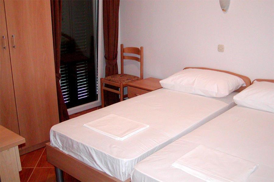 Hotel Pansion Knezovic à Baška Voda Extérieur photo