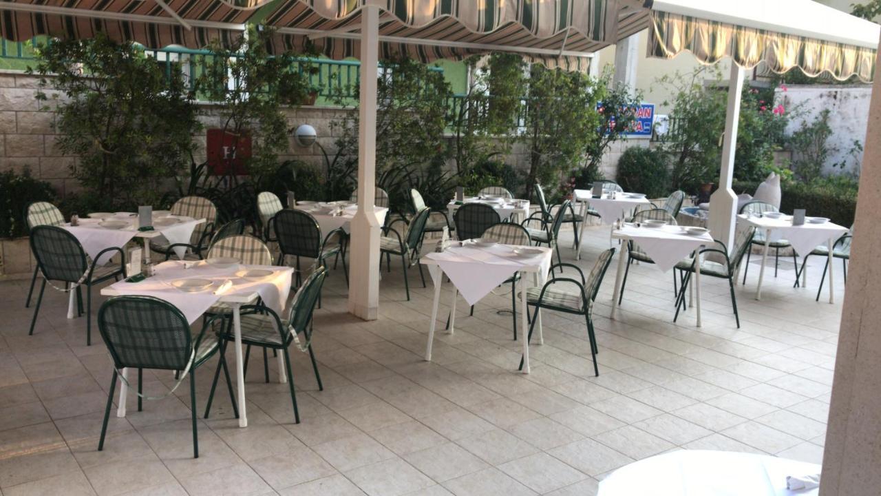Hotel Pansion Knezovic à Baška Voda Extérieur photo